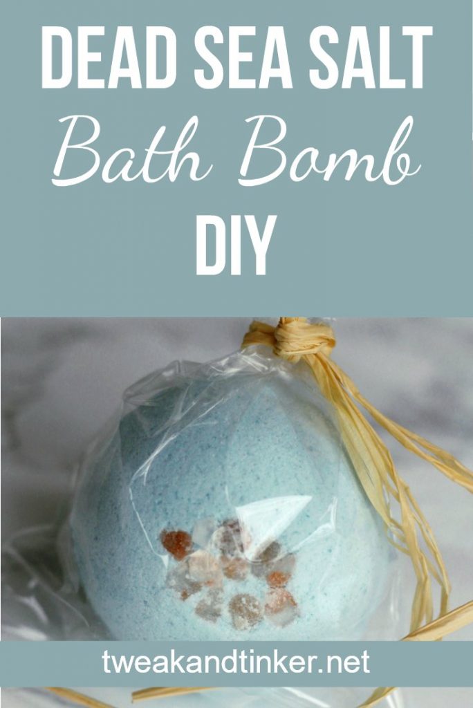 In this post I show you how to make beautiful homemade bath bombs. You have to try this easy DIY recipe. #bathbombs #bathfizzy #DIY