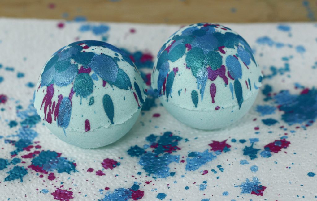 This easy DIY bath bomb recipe will transform your bath tub into an exotic paradise. These pretty bath bombs are also great as homemade gifts. Try it!