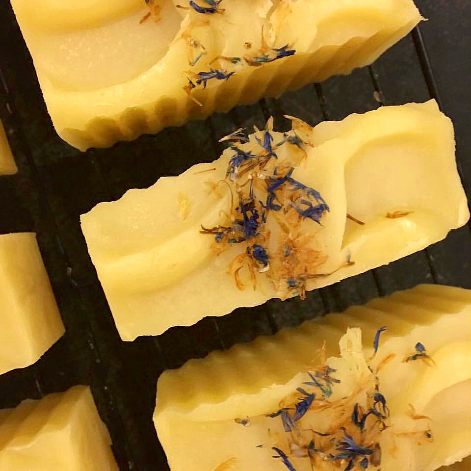 In this interview Tara shares 5 essential oils that are easy to work with in cold process soap making. They can be added to any recipe to create simple blends for your natural, artisan, homemade soap. #coldprocess #handmadesoap #lavender #DIY #essentialoil