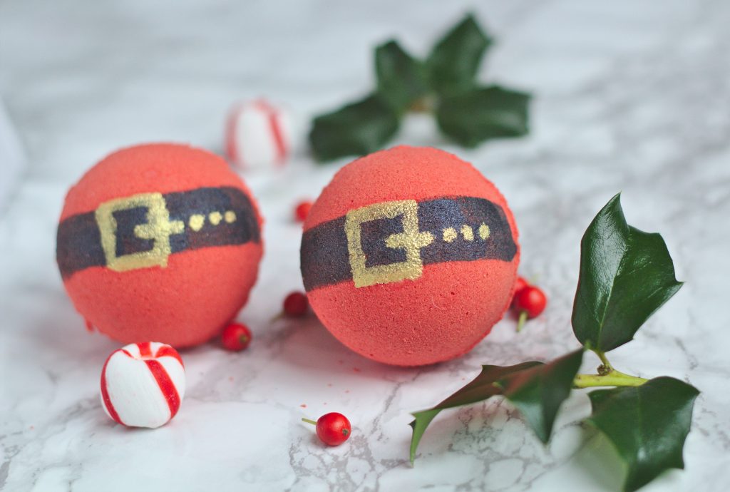 This easy DIY bath bomb recipe makes for perfect homemade Christmas gifts and stocking stuffers. Aren't these santa bath bombs adorable? #christmascrafts #christmasgifts #stockingstuffer